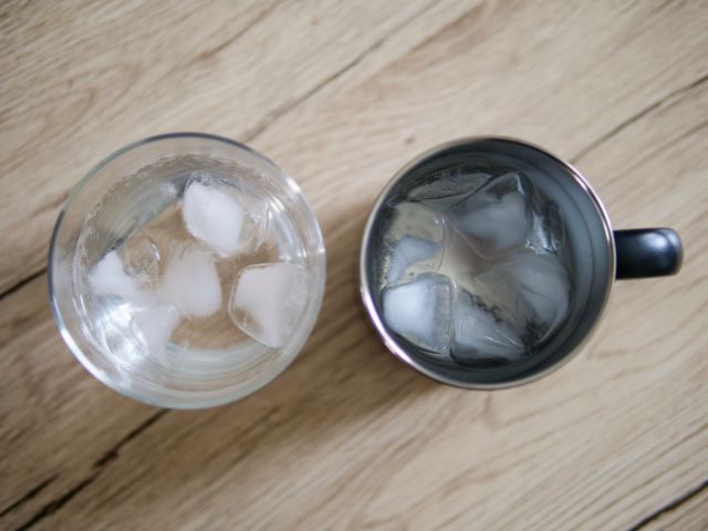 氷水入りの通常のコップとサーモスの真空断熱マグカップ