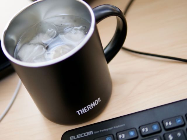 PCデスク上の氷水入りのマグカップ