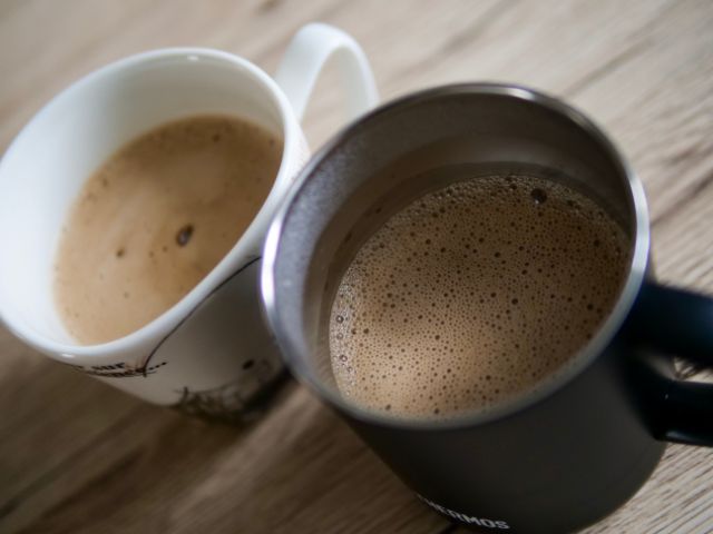 ホットコーヒー入りの2つのマグカップ