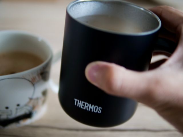 ホットコーヒー入りのサーモス真空断熱マグカップ