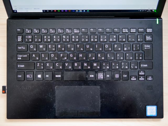 汚れたノートパソコンのキーボード