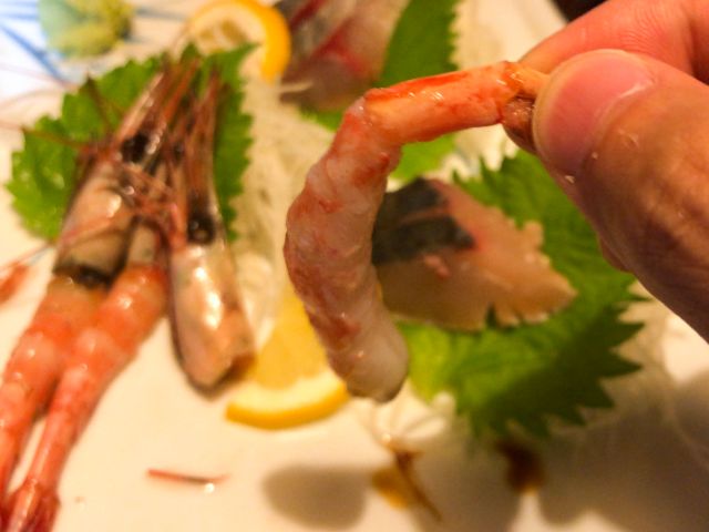赤海老の刺身を食べる