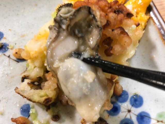 タマちゃんのカキオコの牡蠣を食べる