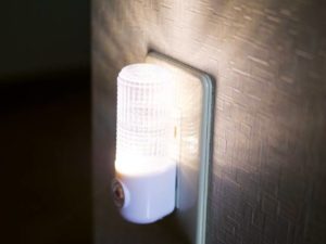 ダイソーのセンサー付きナイトライト