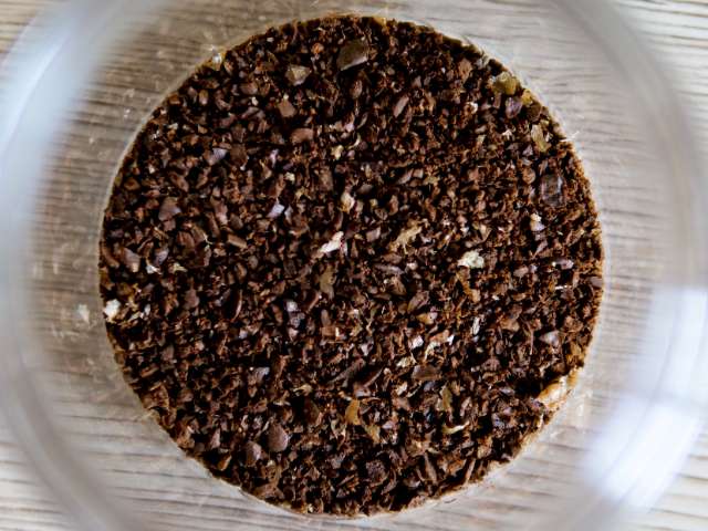 ダイソーのコーヒーミルで中細挽きに挽いたコーヒー粉