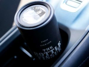 車内に置いたセリアのボトル型ティッシュケース