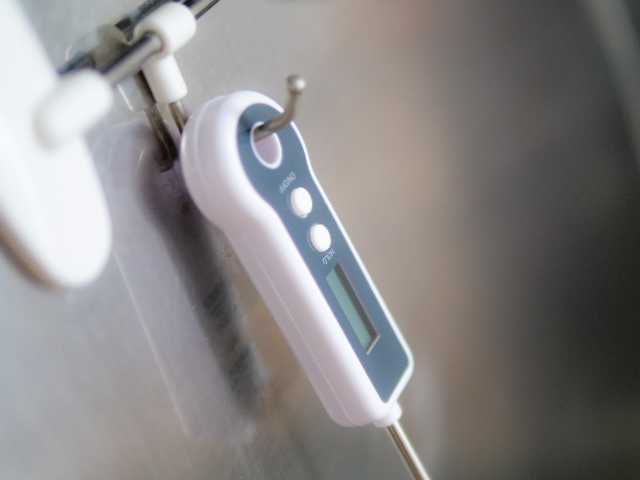 キッチンツールフックに引っ掛けたデジタルキッチン温度計