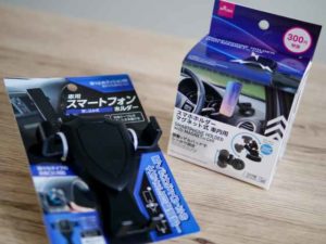 ダイソーの車用スマホホルダー
