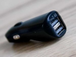 ダイソーのシガーソケットUSB充電器