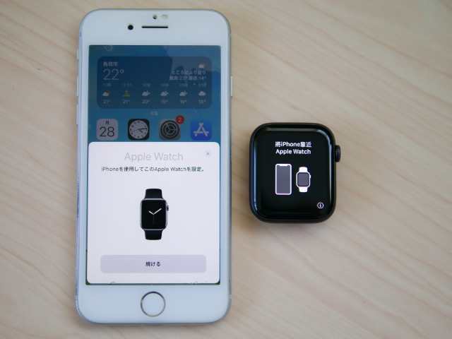 Apple WatchにiPhoneを近づける