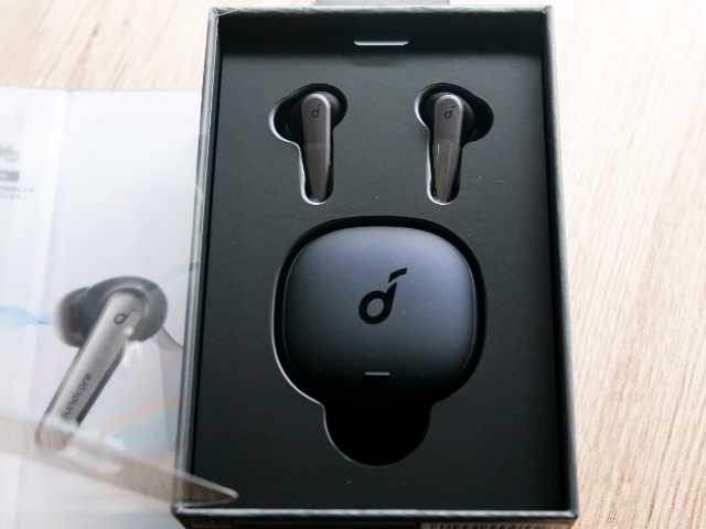 Anker Soundcore Liberty Air 2 Pro本体と充電ケース