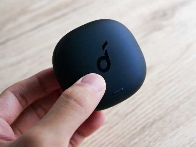 Anker Soundcore Liberty Air 2 Proの充電ケースを手に持つ