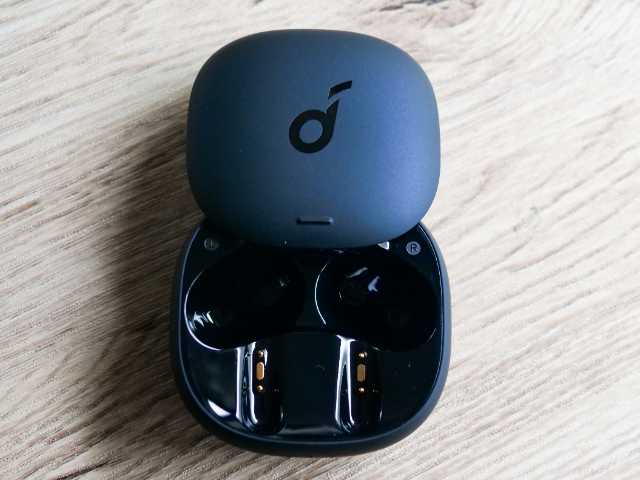 スライド式カバー採用の充電ケース