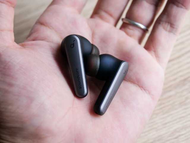 Anker Soundcore Liberty Air 2 Proイヤホン本体を手に持つ