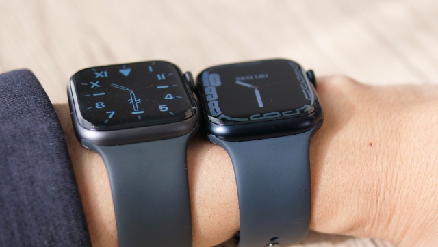 Apple Watch SEスペースグレイとSeries 7ミッドナイト