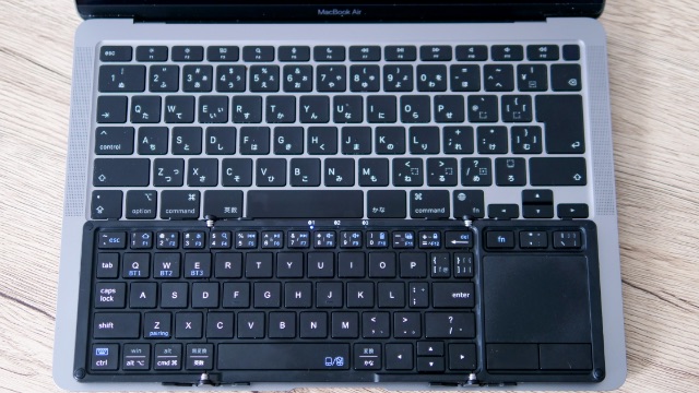 MacBookと似たキー配列の折りたたみキーボード