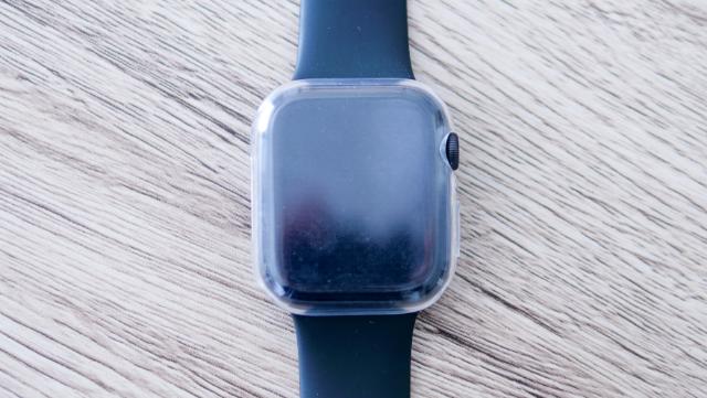 ダイソーの全面保護カバーを装着したApple Watch